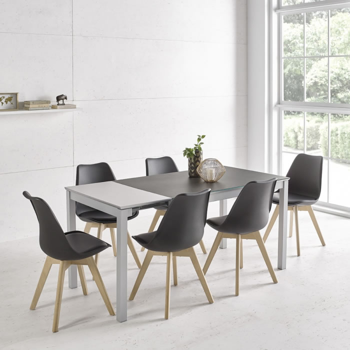 Silla de comedor Elba negra con patas de madera