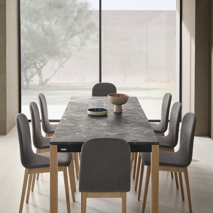 Silla de comedor Rania gris con patas de madera