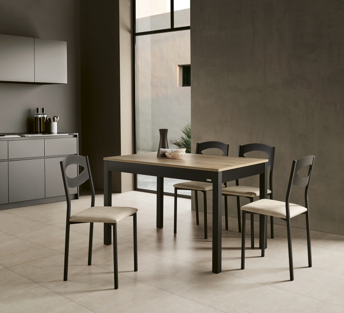Silla de cocina modelo Oca – estructura negra y asiento beige