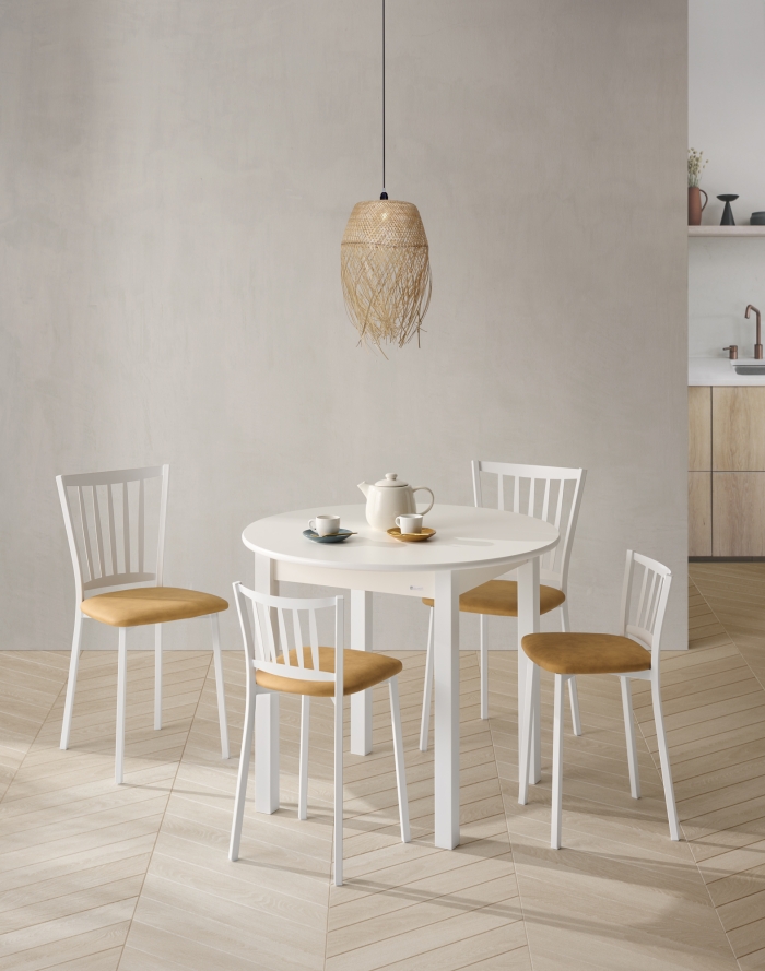 Silla Petra con estructura blanca y asiento tapizado camel