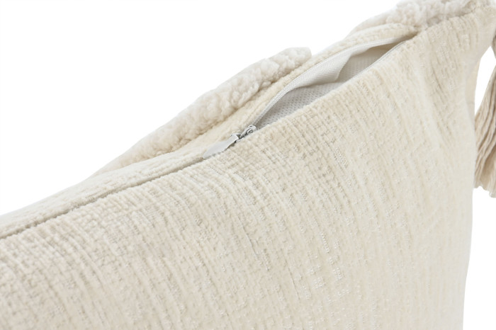 Cojín decorativo beige con relieve y borlas – Modelo NORDIK
