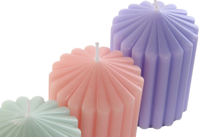 Vela decorativa estriada en colores pastel – Modelo TWIST