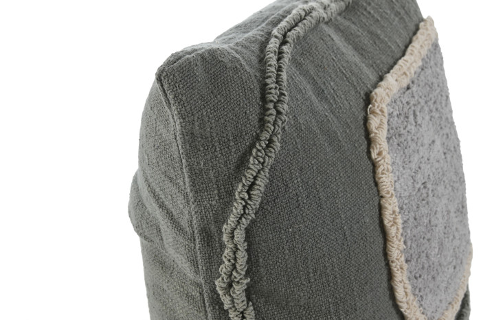 Cojín decorativo moderno gris con textura en relieve y base verde oscuro