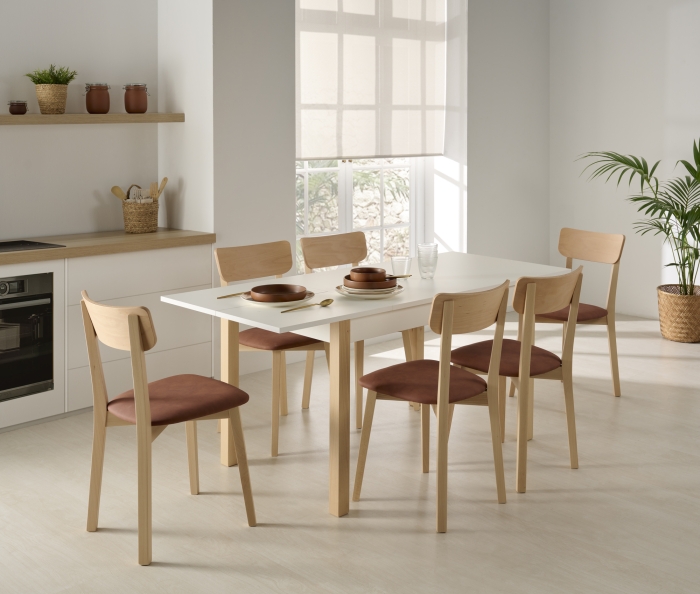 Silla modelo Zaida – madera natural y asiento marrón