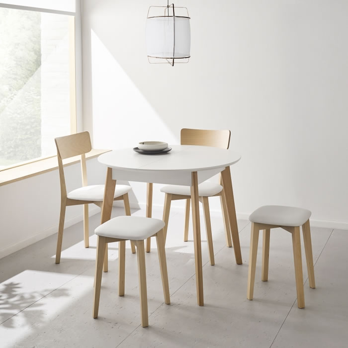 Taburete bajo Zoe blanco con patas de madera